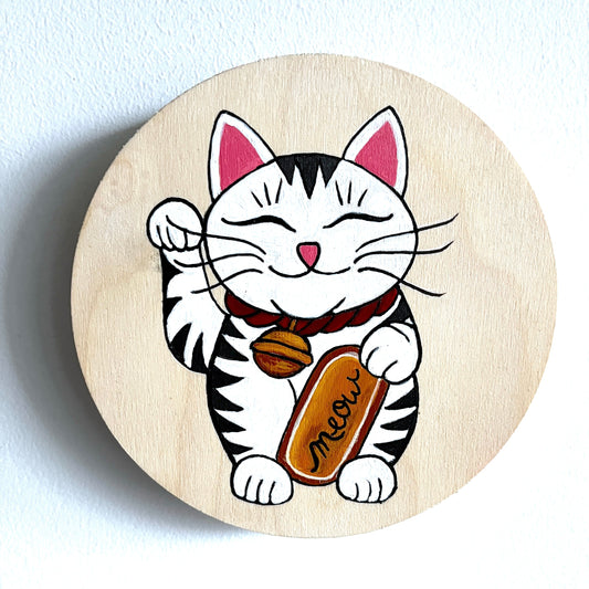 Wooden round painting with a maneki neko cat holding a  'meow' sign on a white background